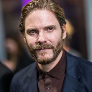"Kaiser Karl": Daniel Brühl spielt Karl Lagerfeld für Disney