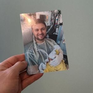 "Schönster Moment": Daniel Lott darf Leo erstmals halten