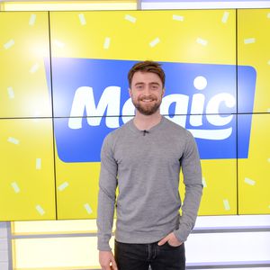 Huch! Daniel Radcliffe springt einen Mann an!