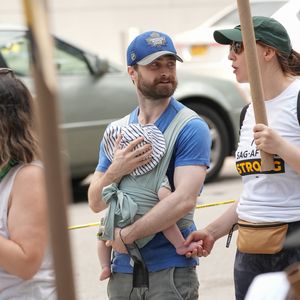 Knuffig! Neu-Papa Daniel Radcliffe trägt Sohn durch New York