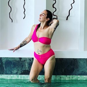 Im pinkfarbenen Bikini: Danni Büchner präsentiert ihren Body