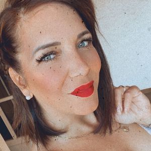 Roter Kussmund: Danni Büchner bezaubert mit heißem Selfie
