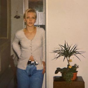 Bauchfrei mit 18 Jahren: Erkennt ihr diese Promi-Dame?