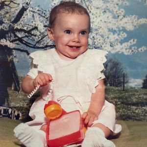 Erkennt ihr sie? TV-Bekanntheit postet Kinderfoto von 1987