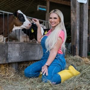 So schlägt sich Dani Katzenberger beim Kuhstall-Ausmisten