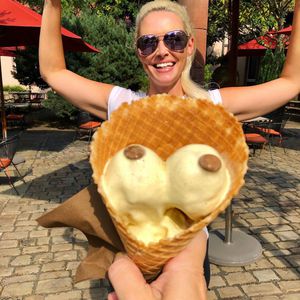 Eiskalte Aktion: Hier zeigt Daniela Katzenberger Brüste!