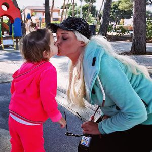 Daniela Katzenberger teilt süßen Kuss-Throwback mit Sophia