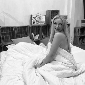 Nackig im Bett? So hot posiert die Katze zwischen den Laken