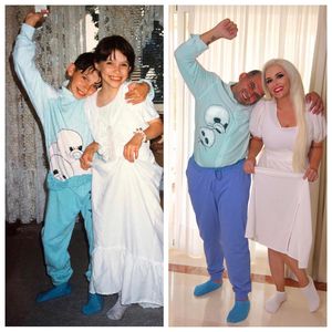 Im Pyjama: Daniela Katzenberger stellt Kindheitsfoto nach