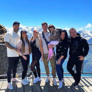 Alle auf einem Foto: Die Katze mit Familie auf Schweiz-Tour