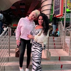 Daniela kommt mit Iris Klein für Miss Universe in Vegas an