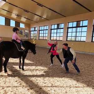 Sophia lernt Reiten: Die Katze und Lucas sind mächtig stolz