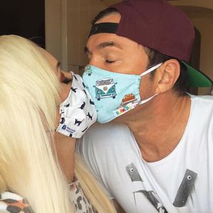 Geschützter Kuss: Dani und Lucas lieben sich auch mit Masken