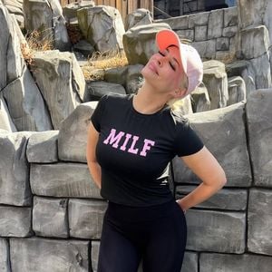 Daniela Katzenberger trägt MILF-Shirt zum Kindergeburtstag