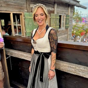 Danni Büchner gibt Oktoberfest-Debüt in feschem Dirndl-Look