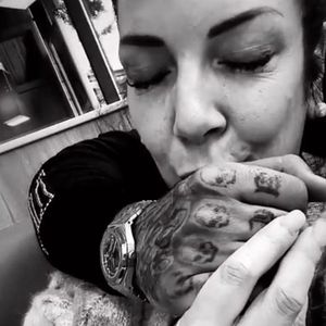 Eindeutiger geht's nicht! Danni Büchner küsst Sohels Hand