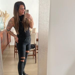 In engen Biker-Jeans: Danni Büchner trotzt ihren Hatern