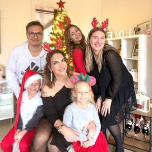 Groß geworden! Danni Büchner posiert mit ihren fünf Kindern