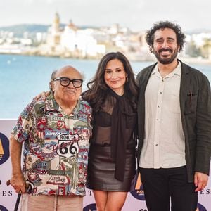 Danny DeVito zeigt sich mit Krückstock auf dem roten Teppich