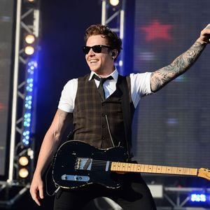 Nach Kussskandal: Danny Jones zurück in sozialen Medien