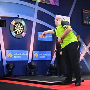Dieser Ex-Kicker sichert sich Sieg bei der Promi-Darts-WM