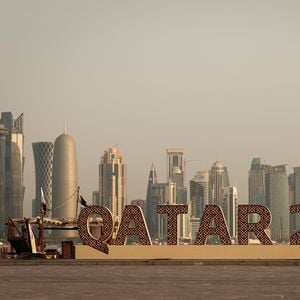 Das Schild der WM 2022 an der Corniche Waterfront