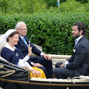Royals wie du & ich: Das schwedische Königshaus fährt Bus!