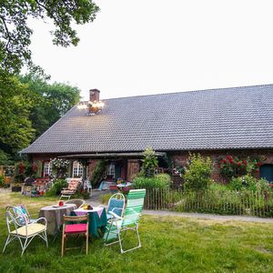 Fliesentisch und Rehköpfe: So wohnen Sommerhaus-Stars 2020