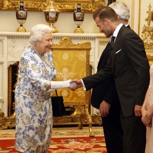 So verlegen! Queen Elizabeth II. schwärmt für David Beckham