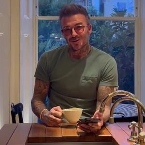 Fans sind begeistert: David Beckham trällert Weihnachtshit