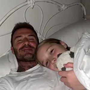Mama findet's gut! So süß kuscheln David Beckham und Harper