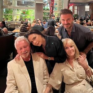 Mit David: Victoria Beckham teilt rares Foto ihrer Eltern