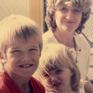 Kinderfoto: Welcher Kicker posiert hier mit seiner Mama?