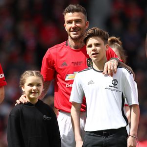 Beckham-Schneehasen: Cruz & Harper mit Dad David beim Rodeln