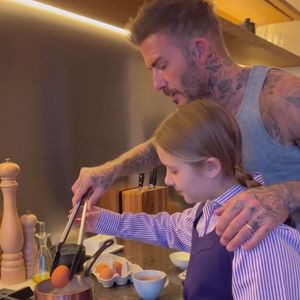 Früh übt sich! David Beckham bringt Harper das Kochen bei
