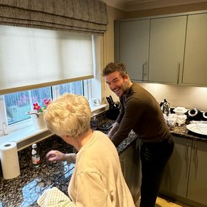 Herrlich normal: David Beckham macht Abwasch mit seiner Mama