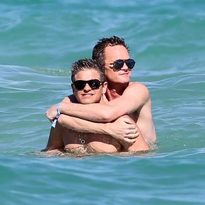 Süße Fotos: Neil Patrick Harris und David turteln im Meer
