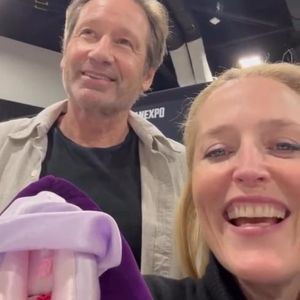 Gillian Anderson bringt Kumpel David Duchovny zum Erröten