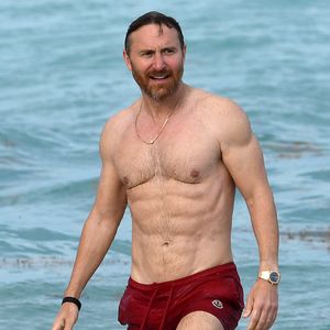 Oh, lá, lá! David Guetta zeigt seinen Mega-Sixpack am Strand