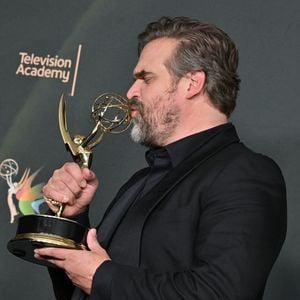 David Harbour gewinnt Emmy und dankt HBO für Notizen
