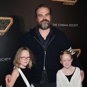 Süß: David Harbour mit seinen Stieftöchtern im Schlepptau
