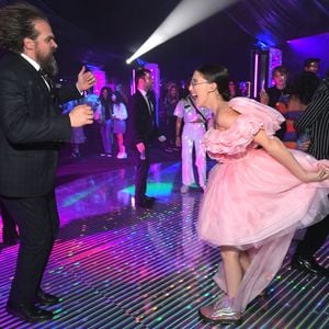 Wegen Kniescheiben-Bruch: Millie Bobby Brown auf Krücken!