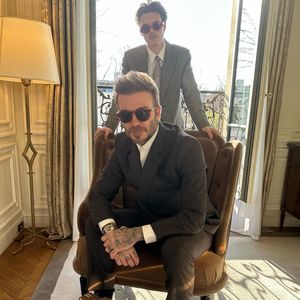 Anzug und Sonnebrille: David und Cruz Beckham in cooler Pose