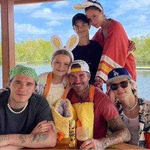 Doppelter Partnerlook: Die Beckhams senden süßen Ostergruß