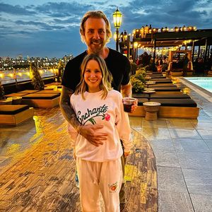 Am Flughafen schlafen: Kristen Bell und Dax rausgeworfen