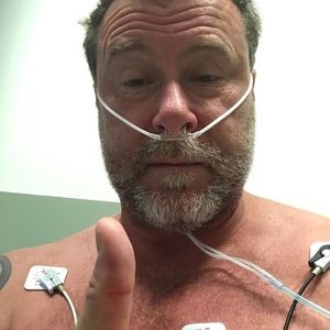 Fans in Sorge: Dean McDermott meldet sich aus der Klinik