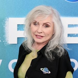 Zeitlos: Debbie Harry (80) strahlt bei "Supergirl"-Premiere