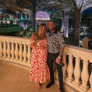 Conor McGregor posiert mit seiner hochschwangeren Verlobten