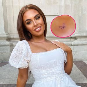 Endlich krebsfrei: Demi Jones (23) lässt sich Tattoo stechen