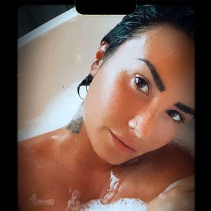 "Akzeptiere mich": Demi Lovato fühlt sich nackt am wohlsten